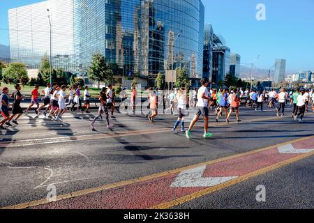 Kazakistan, Almaty-25 settembre 2022: Maratona di Almaty. La gente corre lungo un ampio viale Foto Stock