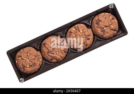 Biscotti al cioccolato in confezioni di plastica isolati su sfondo bianco, vista dall'alto Foto Stock