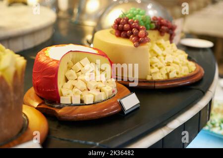 Tutti gli amanti del formaggio sognano. Una selezione di formaggi bella mostra. Foto Stock