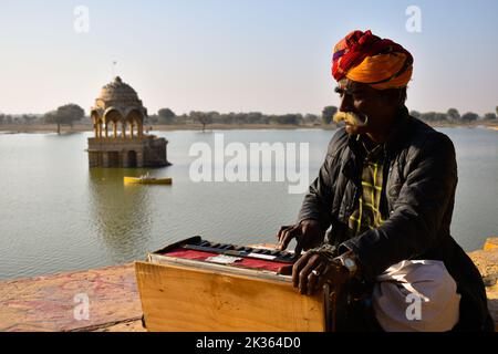 Una cantante folk canta dal lago Gadisar, Jaisalmer Rajasthan Foto Stock