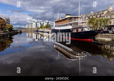 Edimburgo, Regno Unito. 24 Settembre 2022 nella foto: Sole e docce si presentano all'inizio dell'autunno. Il cielo blu dà il posto alle nubi di pioggia pesanti sopra la riva a Leith vicino Edimburgo. Credit: Notizie dal vivo su Rich Dyson/Alamy Foto Stock