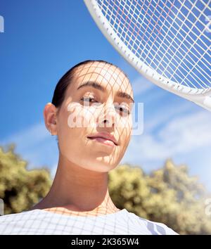 Racchetta da tennis, viso e ombra su donne sportive con motivazione, obiettivi di benessere e mentalità vincente. Ritratto della persona fisica sul campo per l'esercizio Foto Stock