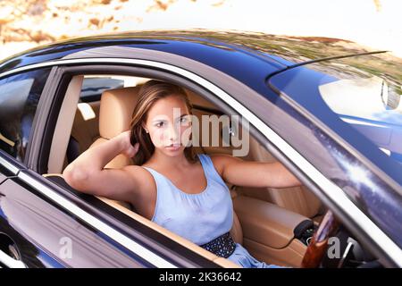 Im a casa dietro il volante. Una donna seduta in un'auto di lusso. Foto Stock