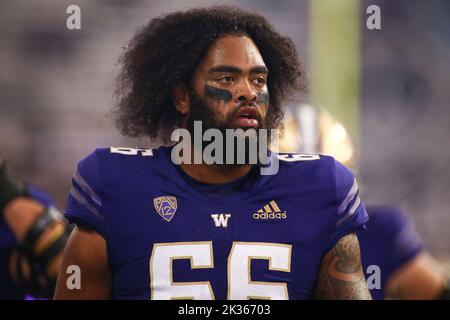 Seattle, Washington, Stati Uniti. 24th Set, 2022. Washington Huskies Henry Bainivalu prima di una partita tra lo Stanford Cardinal e Washington Huskies all'Husky Stadium di Seattle, Washington. Gli Huskies hanno vinto 40-22. Sean Brown/CSM/Alamy Live News Foto Stock