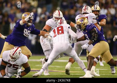 Seattle, Washington, Stati Uniti. 24th Set, 2022. Stanford Cardinal Quarterback Tanner McKee (18) viene saccheggiato durante una partita tra lo Stanford Cardinal e Washington Huskies all'Husky Stadium di Seattle, Washington. Gli Huskies hanno vinto 40-22. Sean Brown/CSM/Alamy Live News Foto Stock