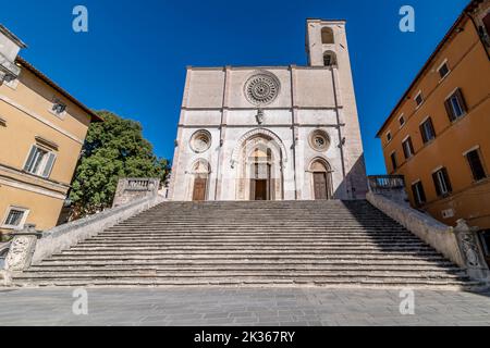 La scalinata che conduce al Duomo di Todi, Perugia, Italia, senza persone Foto Stock