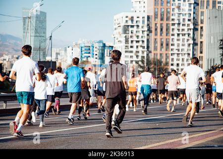 Kazakistan, Almaty-25 settembre 2022: Maratona di Almaty. La gente corre lungo un ampio viale Foto Stock