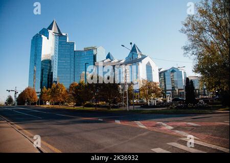 Kazakistan, Almaty-25 settembre 2022: Maratona di Almaty. La gente corre lungo un ampio viale Foto Stock