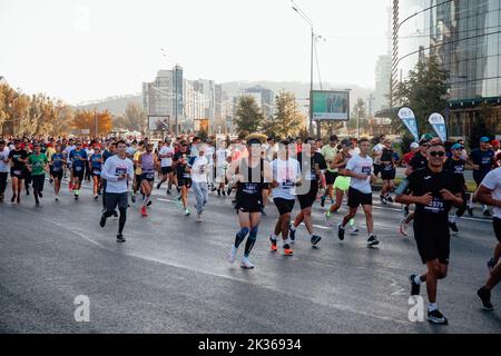 Kazakistan, Almaty-25 settembre 2022: Maratona di Almaty. La gente corre lungo un ampio viale Foto Stock