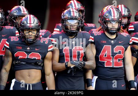 Columbus, Stati Uniti. 24th Set, 2022. Gli Ohio state Buckeyes TreVoyn Henderson (32), Xavier Johnson (10) e Bradley Robinson (42) si preparano a prendere il campo contro i tassi del Wisconsin a Columbus, Ohio sabato 24 settembre 2022. Foto di Aaron Josefczyk/UPI Credit: UPI/Alamy Live News Foto Stock