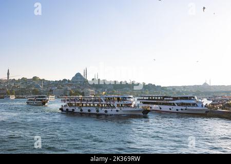 Vista su Istanbul. Traghetti e Moschea Suleymaniye al tramonto. Istanbul Turchia - 8.20.2022 Foto Stock