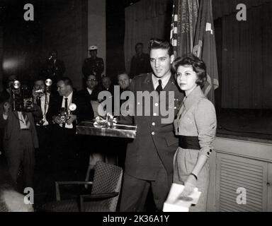 Il sergente Elvis Presley, Rock & Roll Singer, riceve un regalo da Miss Nancy Sinatra, figlia di Frank Sinatra, in una conferenza stampa tenuta dal sergente Presley in Service Club Foto Stock