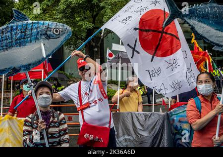 I pescatori taiwanesi protestano contro la sovranità delle isole Diaoyutai (Senkaku in giapponese) di fronte all'ufficio commerciale giapponese di Taipei, Taiwan il 25/09/2022 i pescatori chiedono il ritiro del Giappone dalle isole Diaoyutai e la rimozione delle navi giapponesi dalle acque circostanti. I manifestanti si oppongono alle rivendicazioni del governo giapponese di sovranità sulle isole Diaoyutai e sulle acque circostanti, nonché all'applicazione del Trattato di sicurezza USA-Giappone. Le isole sono al centro di una disputa territoriale tra Giappone e Cina e tra Giappone e Taiwan di Wiktor Dabkowski Foto Stock