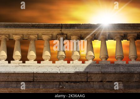Primo piano di una balaustra in marmo bianco in stile classico contro un bel cielo al tramonto con spazio copia. Brescia centro, Lombardia, Italia, Europa. Foto Stock