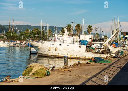 Pescherecci utilizzati per la pesca a strascico (peschereccio), banchina con reti, corde e palafittiere. Porto di la Spezia, Golfo di la Spezia, Liguria, Italia. Foto Stock