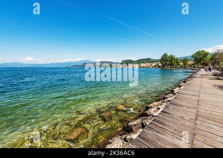 Costa del Lago (Lago di Garda) vicino al piccolo paese di Bardolino, località turistica in provincia di Verona, Veneto, Italia, sud Europa. Foto Stock