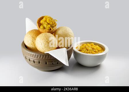 Una ciotola piena di Fuska o golgappe con spuntini serali dal. Foto Stock