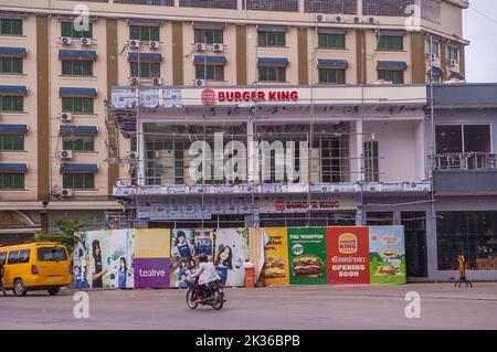 Un Burger King in costruzione. Stueng Meanchey, Phnom Penh, Cambogia. 25th settembre 2022. © Kraig Lieb Foto Stock