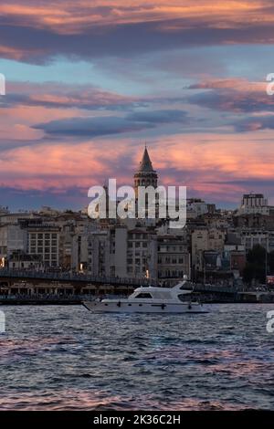 Paesaggio urbano di una parte della città di Istanbul che mostra le case e la torre Galata al tramonto presso l'Harbourside Eminönü. Foto Stock