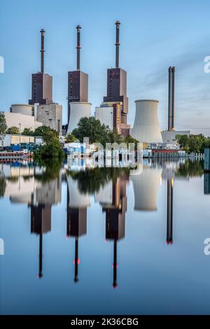 Una centrale termica a Berlino al crepuscolo riflessa in un canale Foto Stock