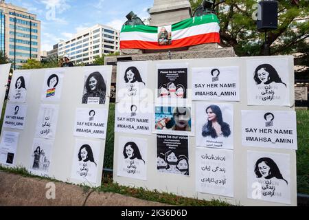 Washington, Stati Uniti. 24th Set, 2022. Parte del memoriale ad una veglia per Mahsa Amini, la giovane donna morta la scorsa settimana in custodia della polizia morale iraniana. Le proteste contro la morte di 22 anni sono scoppiate in Iran e continuano ogni giorno, accompagnate da manifestazioni in tutto il mondo. (Foto di Allison Bailey/SOPA Images/Sipa USA) Credit: Sipa USA/Alamy Live News Foto Stock