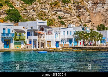 Villaggio colorato di Klima con le case greche tradizionali, Milos, Grecia. Vista ravvicinata delle case dei pescatori e dei garage per imbarcazioni nelle giornate di sole. Foto Stock