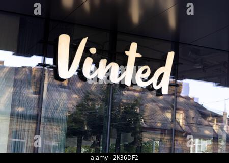 Cartello con il logo Vinted sulla sede principale, parete dell'edificio della sede centrale. Vinted è il mercato online per l'abbigliamento di seconda mano, Unicorn Startup Foto Stock