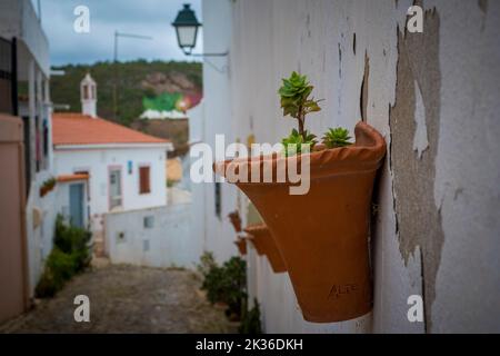 Alte, Portogallo, 2022 settembre: Vista sulle strade di Alte, accogliente villaggio in Algarve in Portogallo. Foto Stock