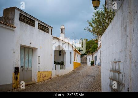 Alte, Portogallo, 2022 settembre: Vista sulle strade di Alte, accogliente villaggio in Algarve in Portogallo. Foto Stock