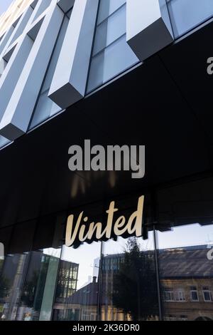 Cartello con il logo Vinted sulla sede principale, parete dell'edificio della sede centrale. Vinted è il mercato online per l'abbigliamento di seconda mano, Unicorn Startup Foto Stock