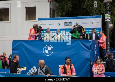 Berlino, Germania. 25th Set, 2022. La gara si è tenuta per la prima volta nell'ottobre 1974 come la Maratona popolare di Berlino ed è ora l'evento di maratona più partecipativo della Germania. Più di 45.000 corridori di 157 nazioni diverse hanno partecipato alla maratona. Il corso della Maratona di Berlino del 48th era cambiato solo leggermente rispetto allo scorso anno. L'area di partenza e di arrivo era sulla Strasse des 17. Juni come al solito. Da lì, si dirigeva verso nord passando per Ernst-Reuter-Platz fino ad Alt-Moabit e poi verso est passando per otto-von-Bismarck-Allee, Reinhardstrasse, Torstrasse e Karl-Marx-Allee fino a Strausberger Platz. Il percorso t Foto Stock