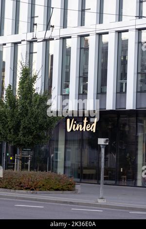 Cartello con il logo Vinted sulla sede principale, parete dell'edificio della sede centrale. Vinted è il mercato online per l'abbigliamento di seconda mano, Unicorn Startup Foto Stock