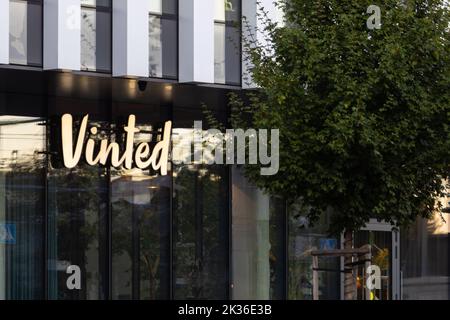 Cartello con il logo Vinted sulla sede principale, parete dell'edificio della sede centrale. Vinted è il mercato online per l'abbigliamento di seconda mano, Unicorn Startup Foto Stock
