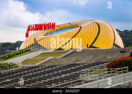 Grande edificio giallo rotondo in Piazza Lam Vien, dove si trova il Cinema Theatre a da lat. Foto Stock