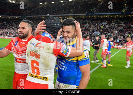 Manchester, Inghilterra - 24th settembre 2022 - Jonny Lomax di St Helens e Rhyse Martin (12) di Leeds Rhinos. Campionato di rugby Betfred Super League Grand Final, St. Helens vs Leeds Rhinos a Old Trafford, Manchester, Regno Unito Foto Stock