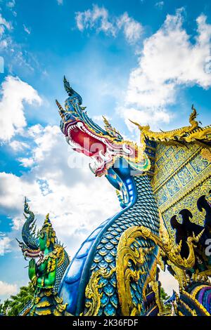 Statua del drago al tempio Wat Rong Suea Ten (tempio blu) vicino alla città di Chiang Rai, Thailandia. Scultura mistica di bestia antica. Vista dal basso con Foto Stock