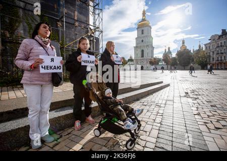 Kiev, Ucraina. 24th Set, 2022. I parenti dei difensori delle acciaierie azovstal di Mariupol hanno cartelli con l'iscrizione "Io sono in attesa", mentre chiedono che il loro rilascio da una prigionia russa sia accelerato. La Russia invase l'Ucraina il 24 febbraio 2022. La città balneare di Mariupol è stata completamente distrutta a causa di un'intensa conchiglie russa. Credit: SOPA Images Limited/Alamy Live News Foto Stock