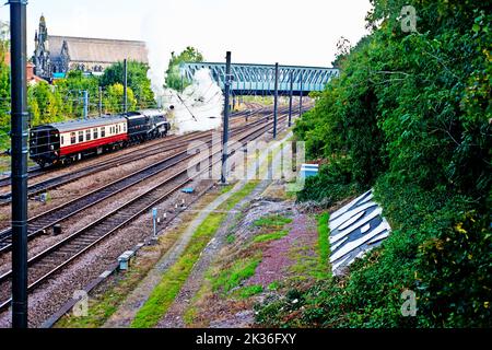 A4 Pacific no 4498 Sir Nigel Gresley si avvicina a Holgate Bridge, York, Inghilterra Foto Stock