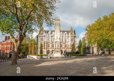 Il monumento di Preston Cenotaph ai soldati di Preston che sono morti nella prima e seconda guerra mondiale, in Piazza del mercato, Preston, Lancashire, Inghilterra Foto Stock