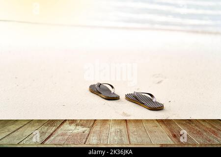 Una vecchia tessitura di legno alla parete con infradito su una spiaggia sabbiosa Foto Stock