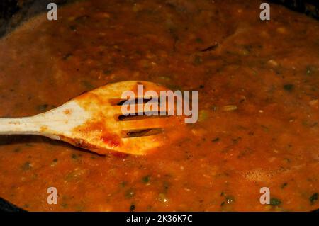 Budino di germogli e verdure, cotto in una padella metallica Foto Stock