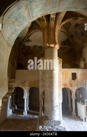 Archi e pilastri all'interno dell'Eremo di San Baudelio de Berlanga Foto Stock