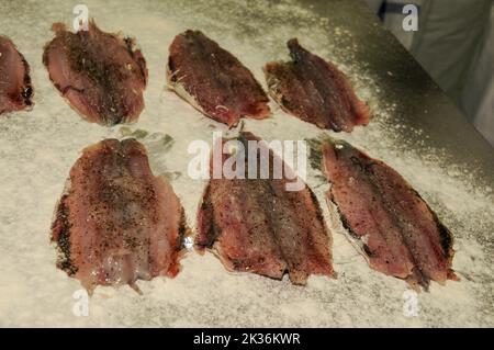 Sardine crude, fresche, pulite e aperte in una cucina ristorante Foto Stock