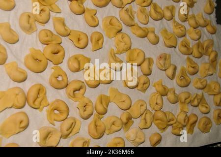 Sistemazione di ravioli italiani fatti in casa, su un tavolo in marmo. Foto Stock
