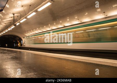 Parigi, Francia. Agosto 2022. Una stazione della metropolitana con un treno di passaggio a Parigi. Foto di alta qualità Foto Stock