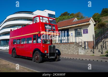 Western Esplanade, Southend on Sea, Essex, Regno Unito. 25th Set, 2022. La compagnia di autobus Ensignbus ha eseguito un servizio di autobus aperto di linea da Leigh on Sea a Southend Pier per tutta l'estate utilizzando autobus moderni come la linea 68 e chiamato Seaside Service. Con la fine della stagione, l'azienda ha organizzato oggi un evento speciale raccogliendo fondi per l'RNLI e utilizzando una selezione di autobus vintage sul percorso. 1950s AEC Regent III qui passando lo storico Cliff Lift Foto Stock