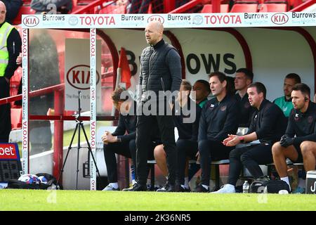 Oakwell Stadium, Barnsley, Inghilterra - 24th settembre 2022 ben Garner Manager of Charlton Athletic - durante il gioco Barnsley contro Charlton Athletic, Sky Bet League One, 2022/23, Oakwell Stadium, Barnsley, Inghilterra - 24th settembre 2022 Credit: Arthur Haigh/WhiteRosePhotos/Alamy Live News Foto Stock