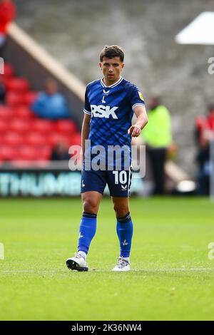 Oakwell Stadium, Barnsley, Inghilterra - 24th settembre 2022 Albie Morgan (10) di Charlton Athletic - durante il gioco Barnsley contro Charlton Athletic, Sky Bet League One, 2022/23, Oakwell Stadium, Barnsley, Inghilterra - 24th settembre 2022 Credit: Arthur Haigh/WhiteRosePhotos/Alamy Live News Foto Stock