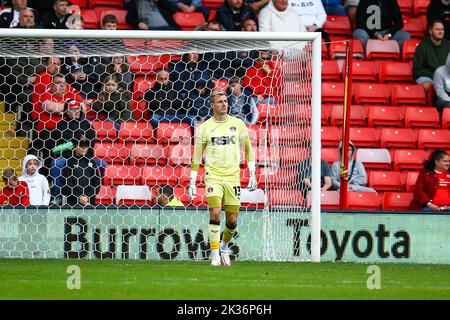 Oakwell Stadium, Barnsley, Inghilterra - 24th settembre 2022 Craig MacGillivray Goalkeeper of Charlton Athletic - durante il gioco Barnsley contro Charlton Athletic, Sky Bet League One, 2022/23, Oakwell Stadium, Barnsley, Inghilterra - 24th settembre 2022 Credit: Arthur Haigh/WhiteRosePhotos/Alamy Live News Foto Stock