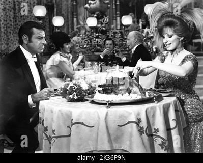 WALTER MATTHAU E BARBRA STREISAND IN CIAO, DOLLY ! 1969 regista GENE KELLY musica e testi Jerry Herman costumi Irene Sharaff Chenault Productions / Twentieth Century Fox Foto Stock